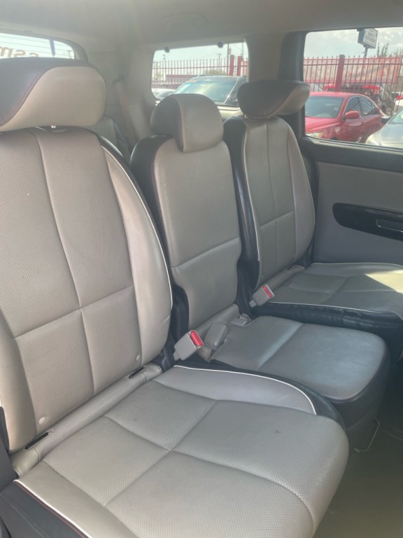 2016 Kia Sedona Image 2