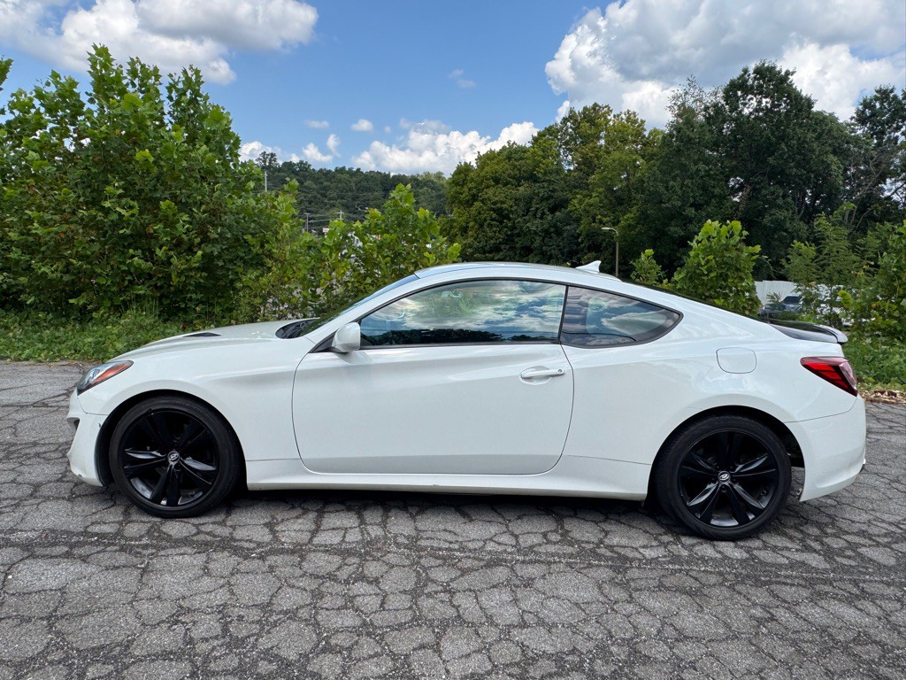 2013 Hyundai Genesis Image 2
