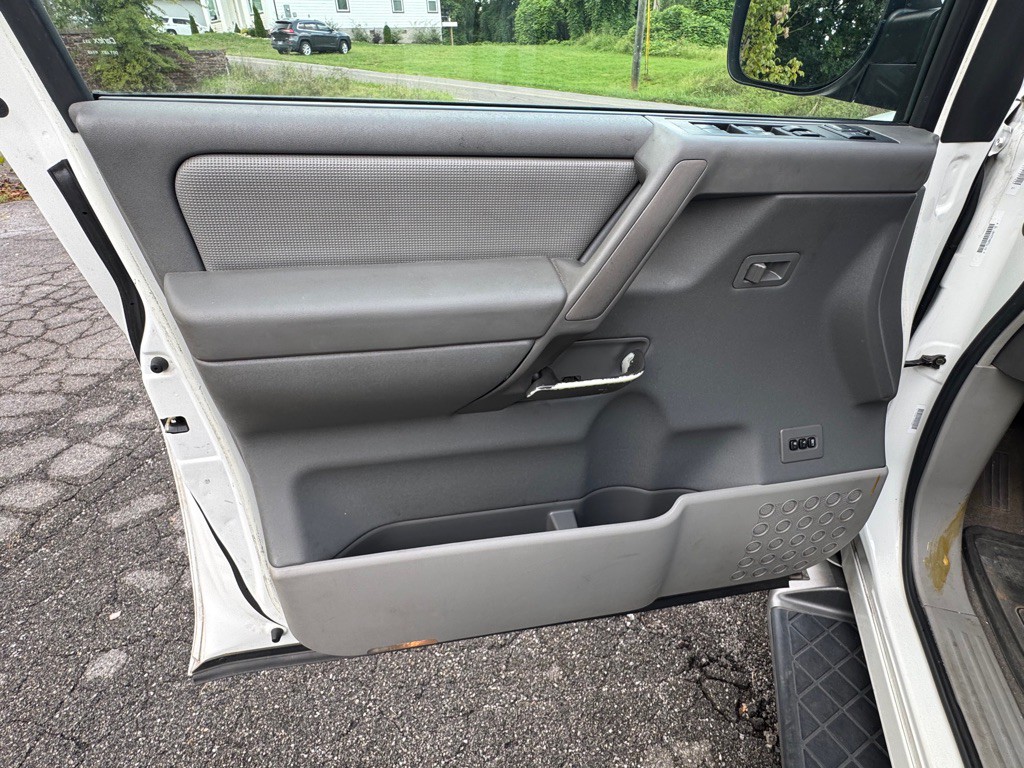 2004 Nissan Armada Image 13