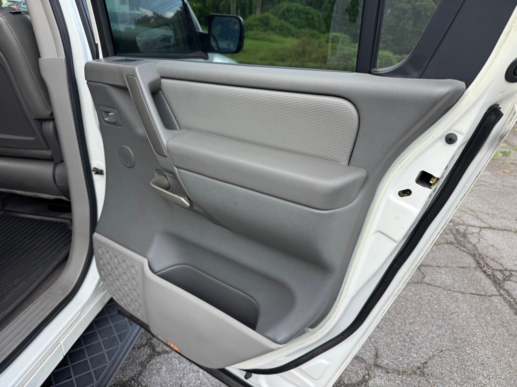 2004 Nissan Armada Image 25