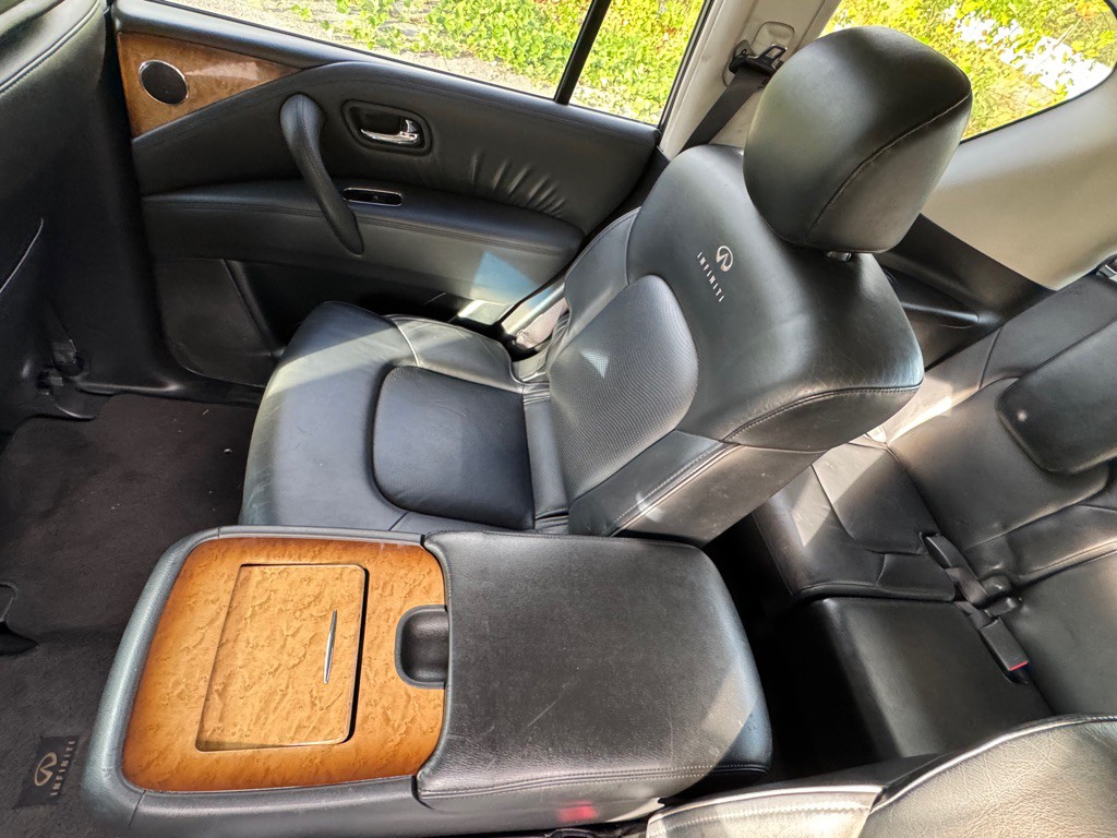 2011 INFINITI QX56 Image 8