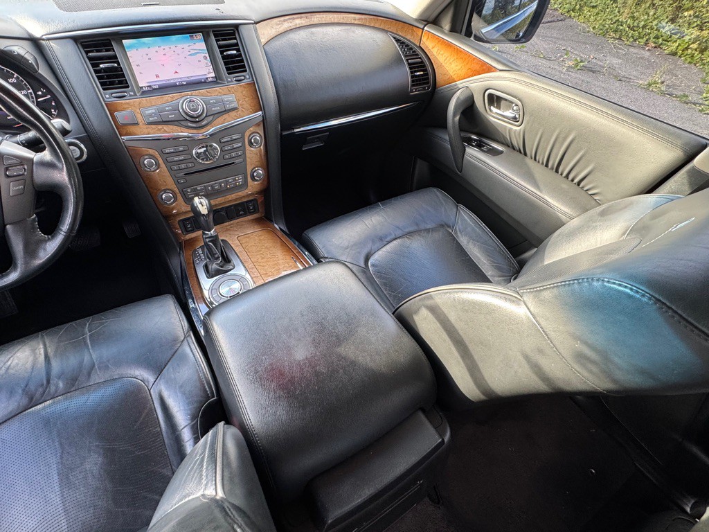 2011 INFINITI QX56 Image 9