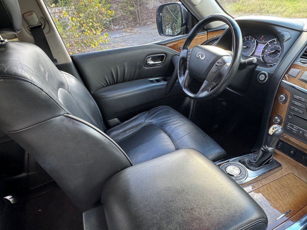2011 INFINITI QX56 Image 18