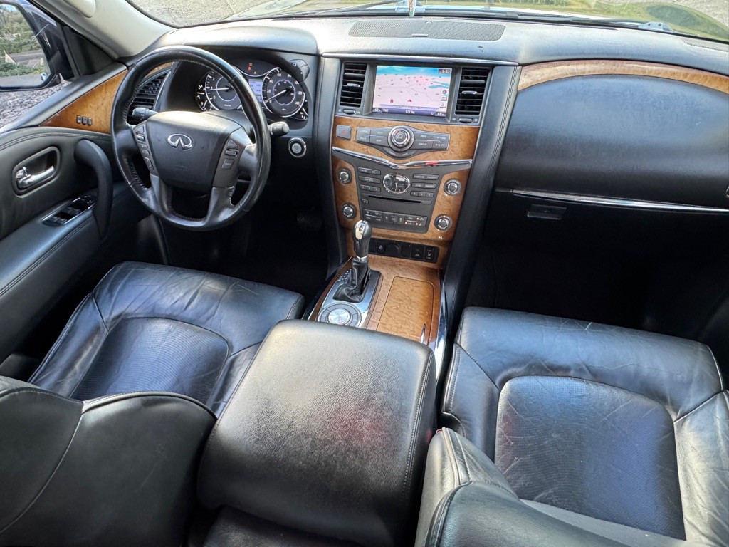 2011 INFINITI QX56 Image 24