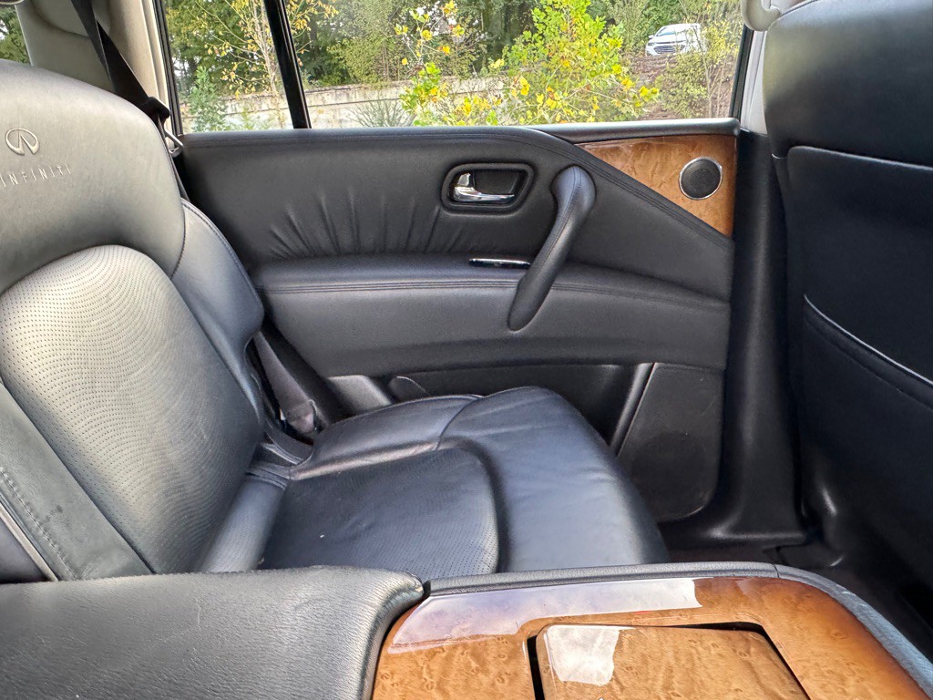 2011 INFINITI QX56 Image 28
