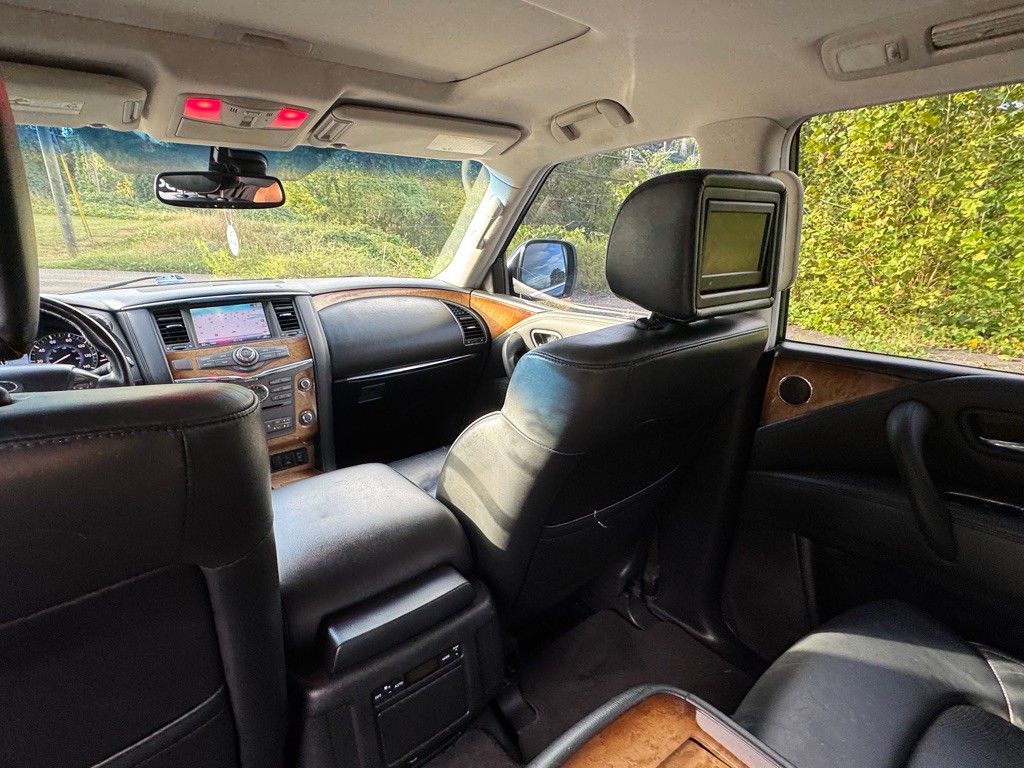 2011 INFINITI QX56 Image 30