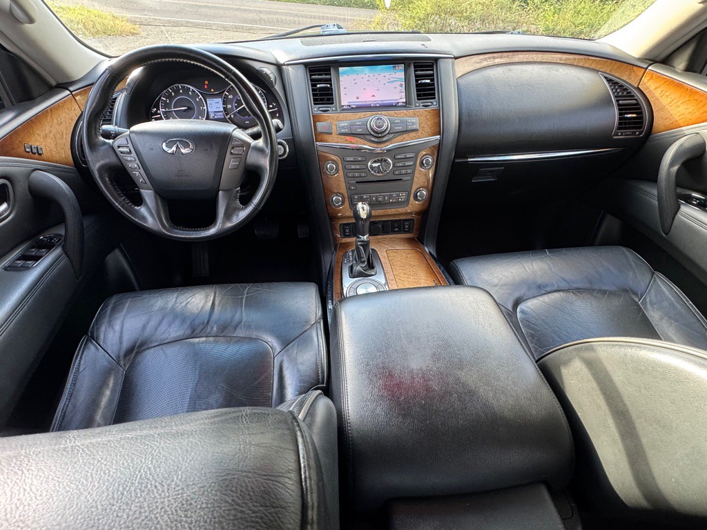 2011 INFINITI QX56 Image 32