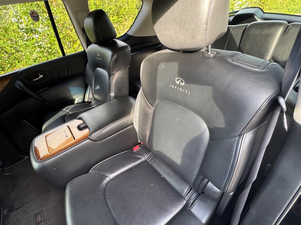 2011 INFINITI QX56 Image 34
