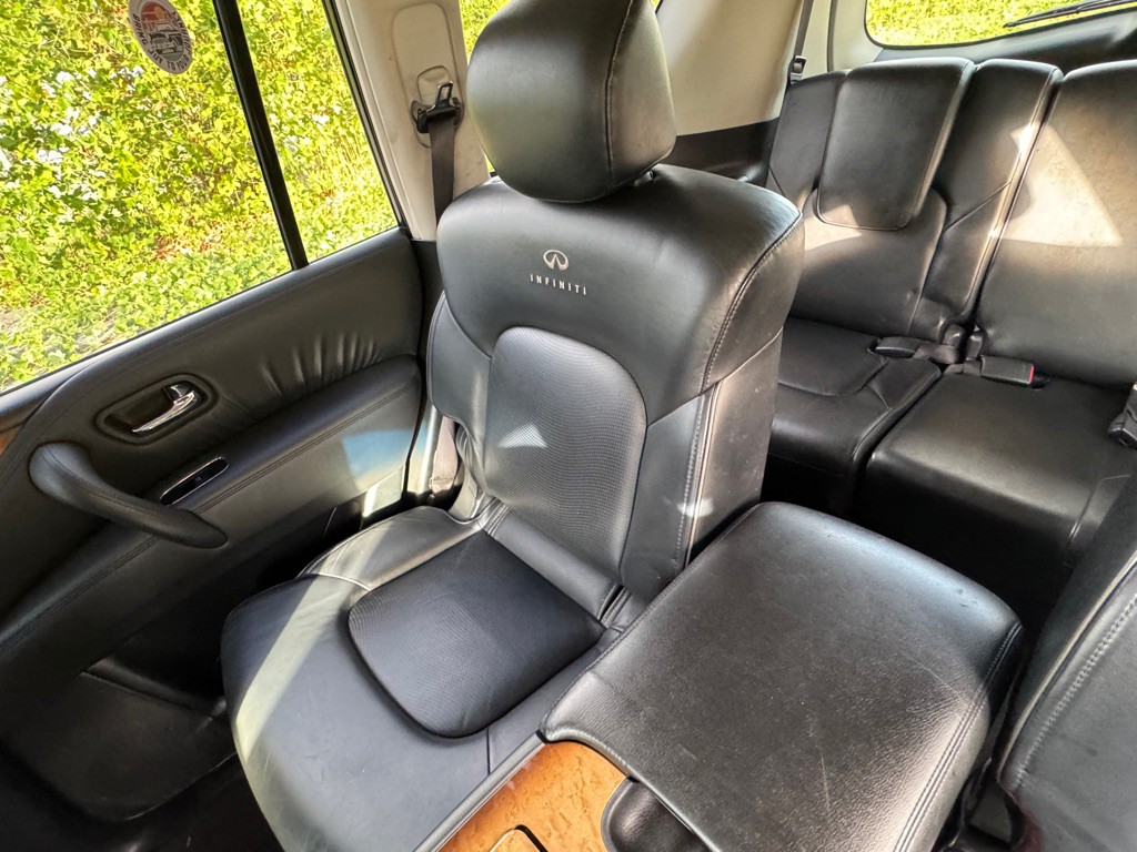 2011 INFINITI QX56 Image 35