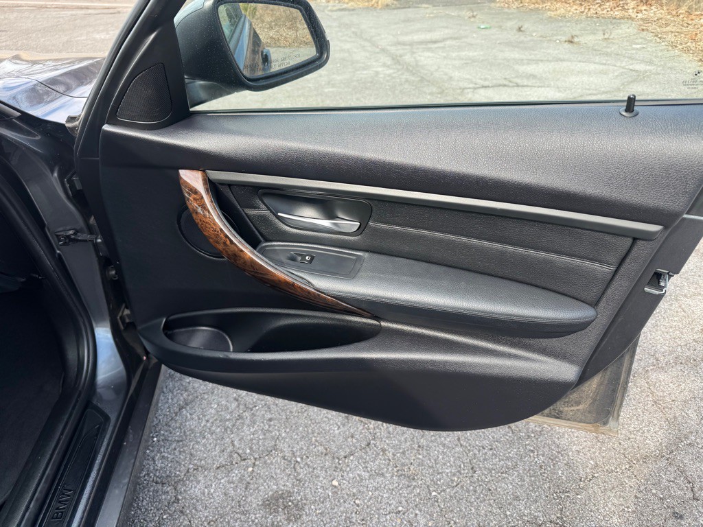 2014 BMW 3 Series Image 17