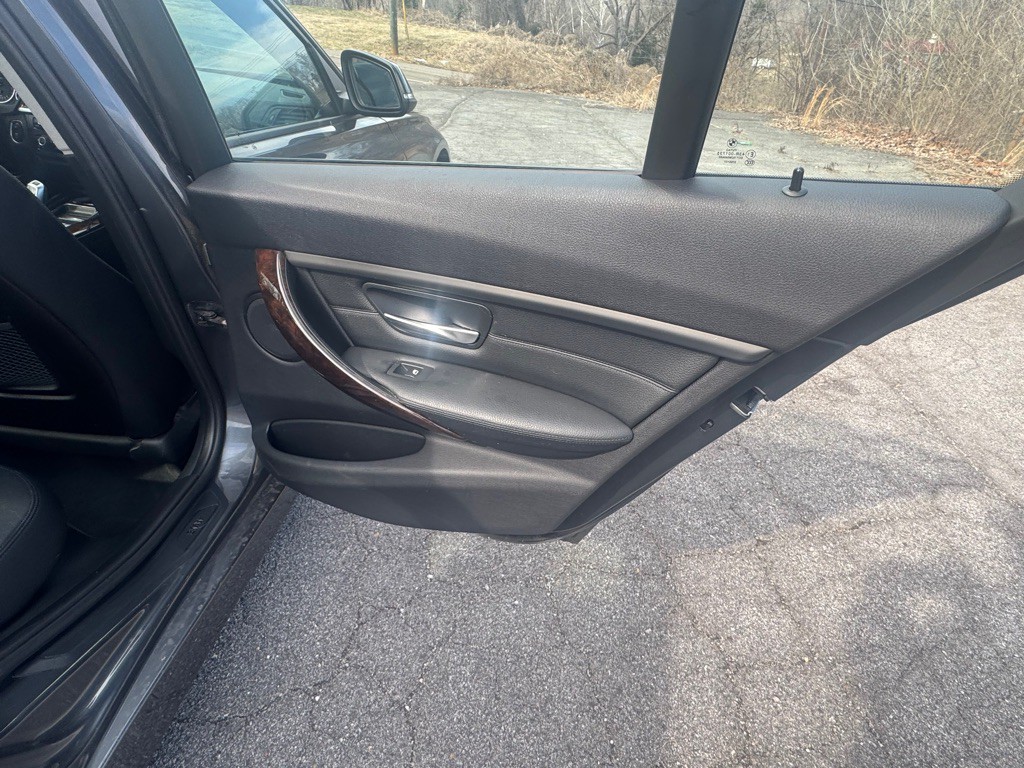 2014 BMW 3 Series Image 25