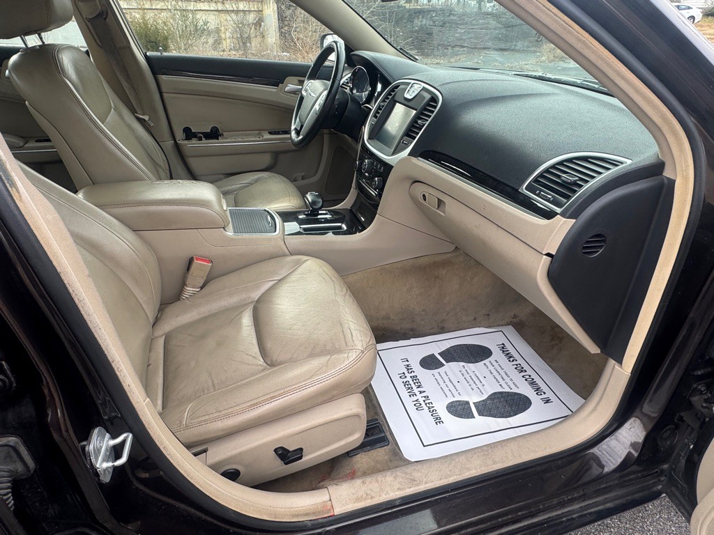 2012 Chrysler 300 Image 16