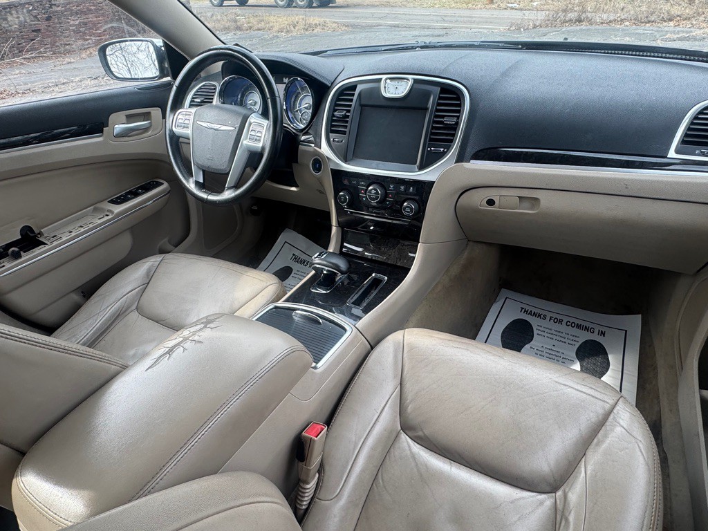 2012 Chrysler 300 Image 17