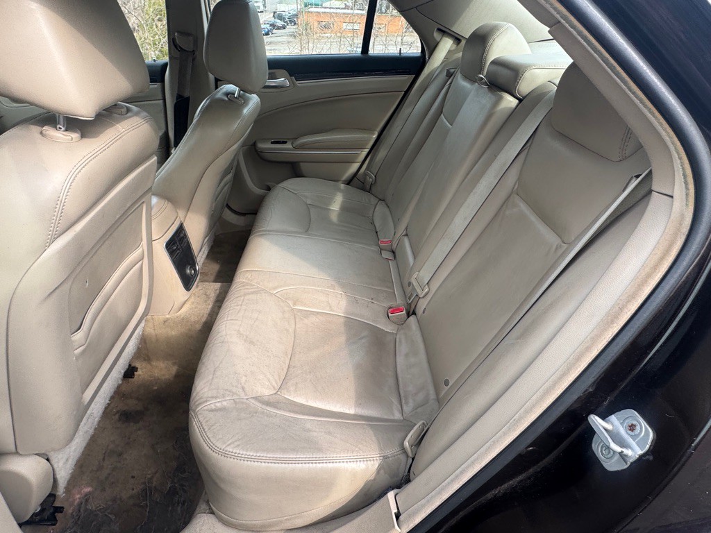 2012 Chrysler 300 Image 20