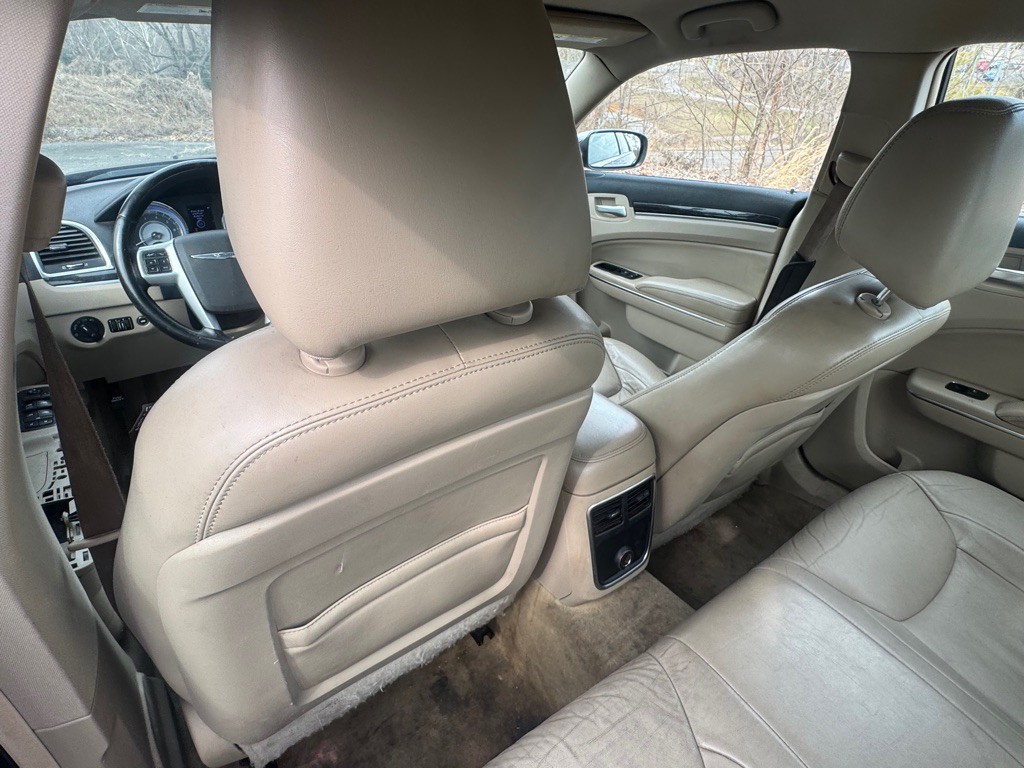 2012 Chrysler 300 Image 21