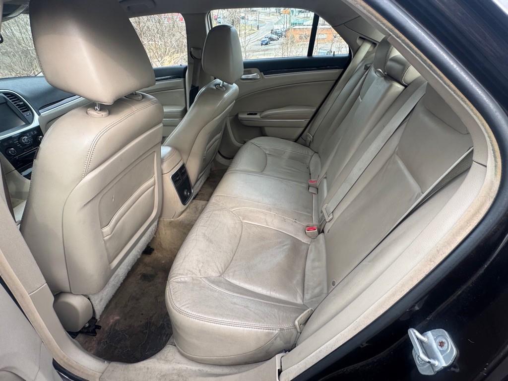 2012 Chrysler 300 Image 24