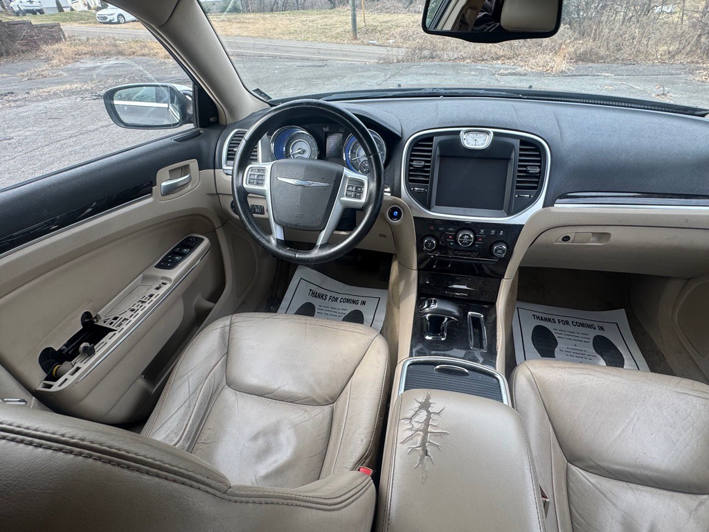 2012 Chrysler 300 Image 25