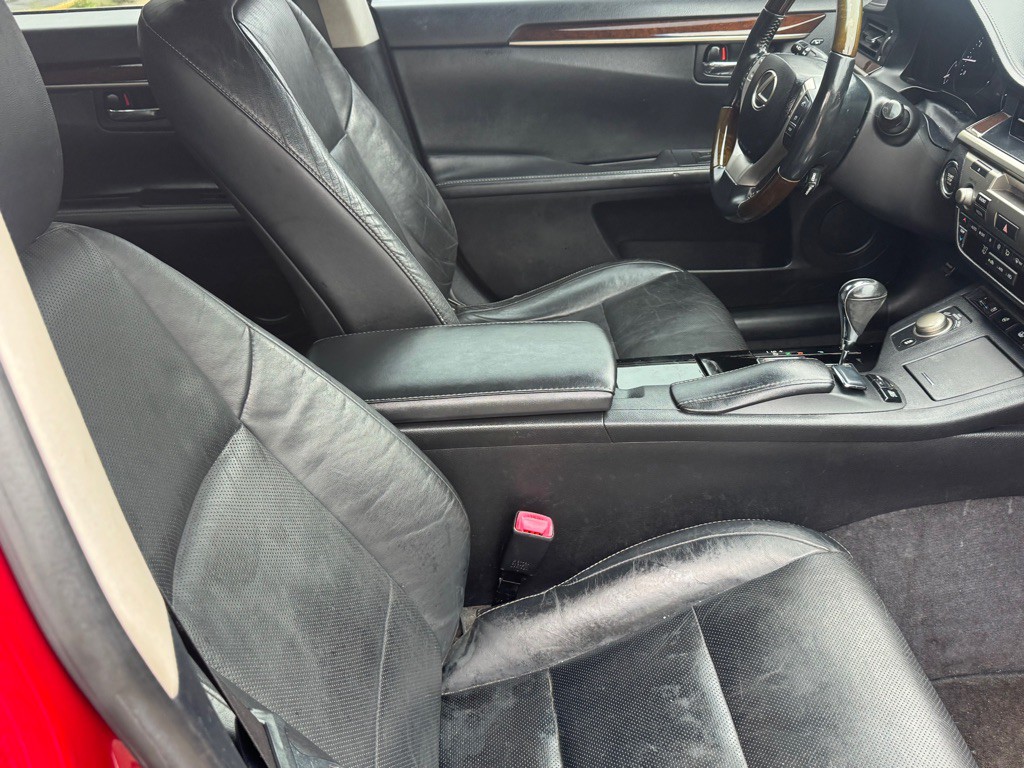 2013 Lexus ES Image 30