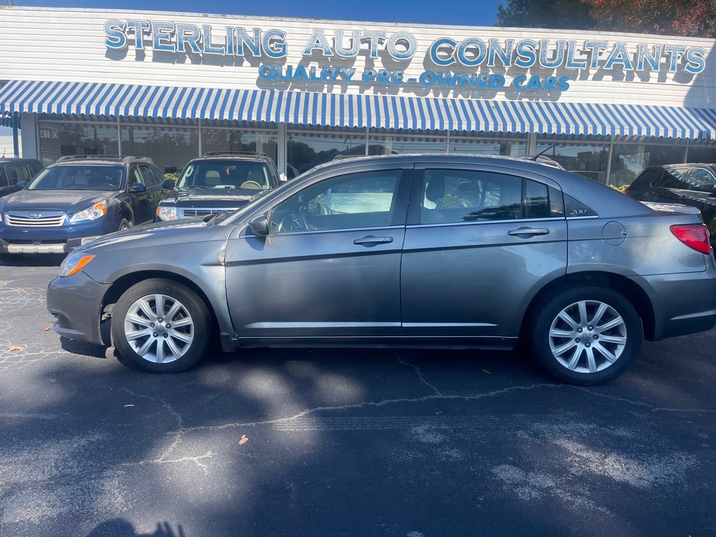 2013 Chrysler 200 Image 1