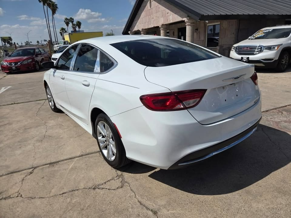 2015 Chrysler 200 Image 2