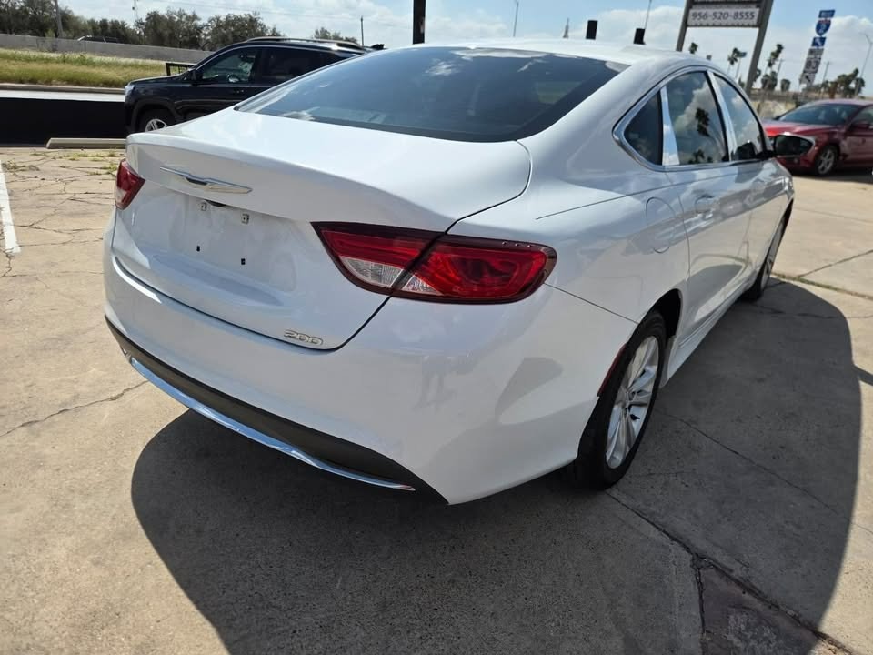 2015 Chrysler 200 Image 3