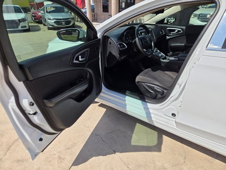 2015 Chrysler 200 Image 5