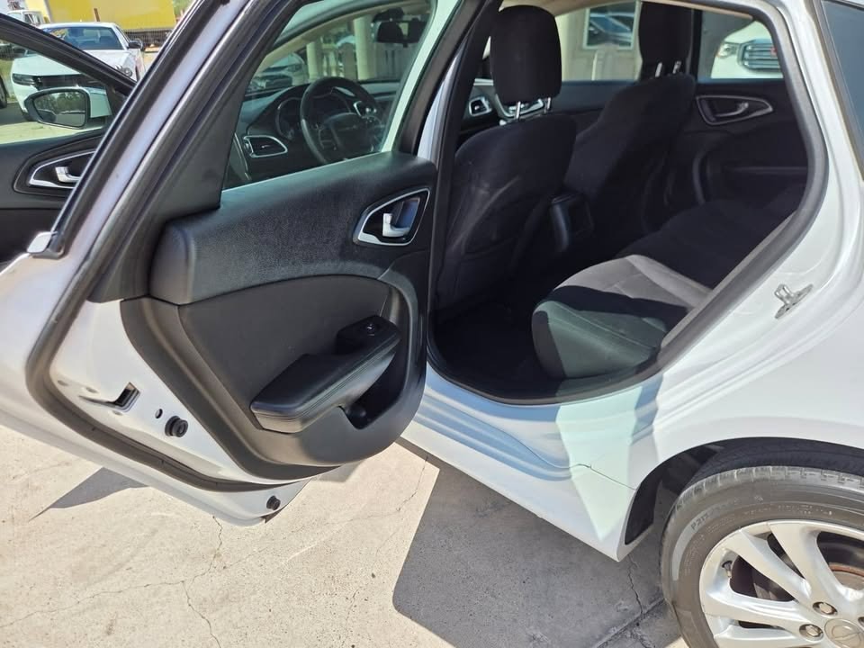 2015 Chrysler 200 Image 6