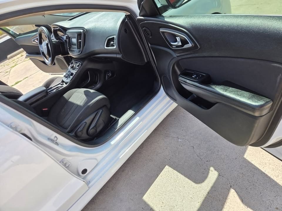 2015 Chrysler 200 Image 7