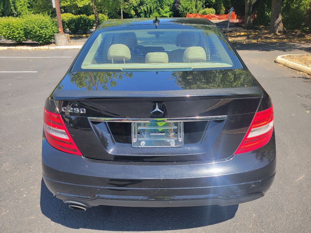2013 Mercedes-Benz C-Class Image 2