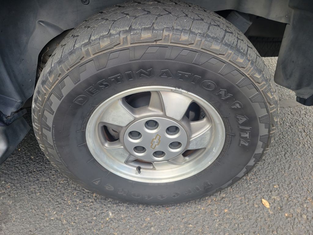 2003 Chevrolet Tahoe Image 18