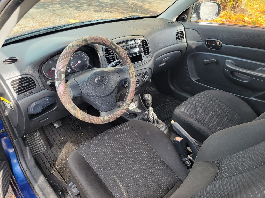 2010 Hyundai Accent Image 10