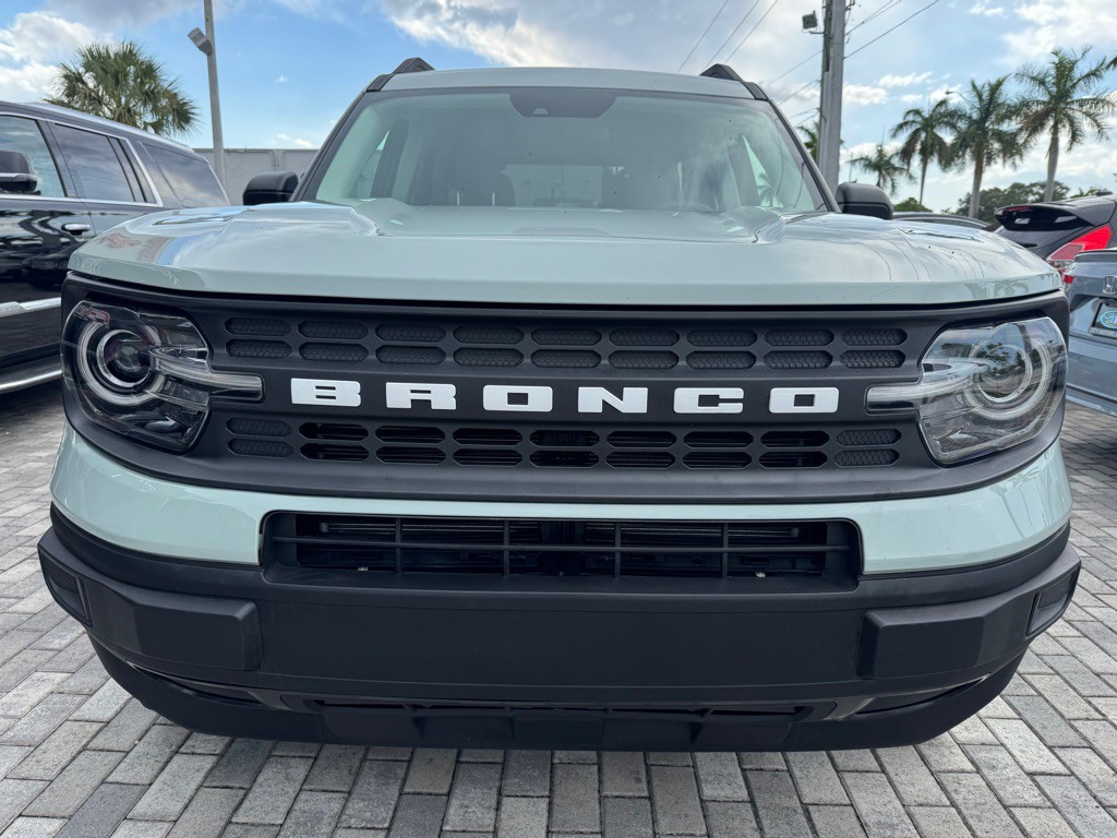 2023 Ford Bronco Image 2