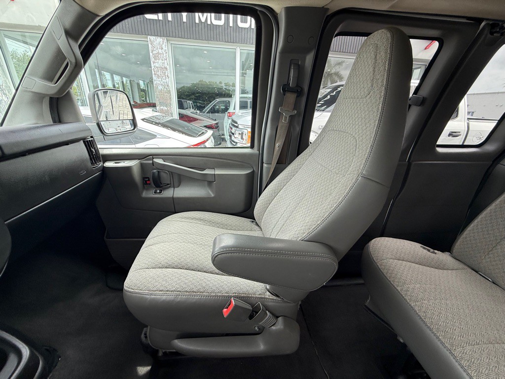 2020 Chevrolet Express Image 27