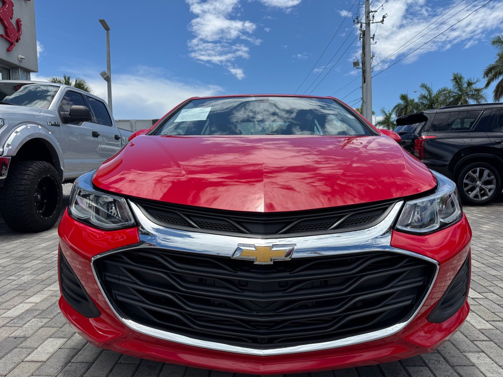 2019 Chevrolet Cruze Image 2