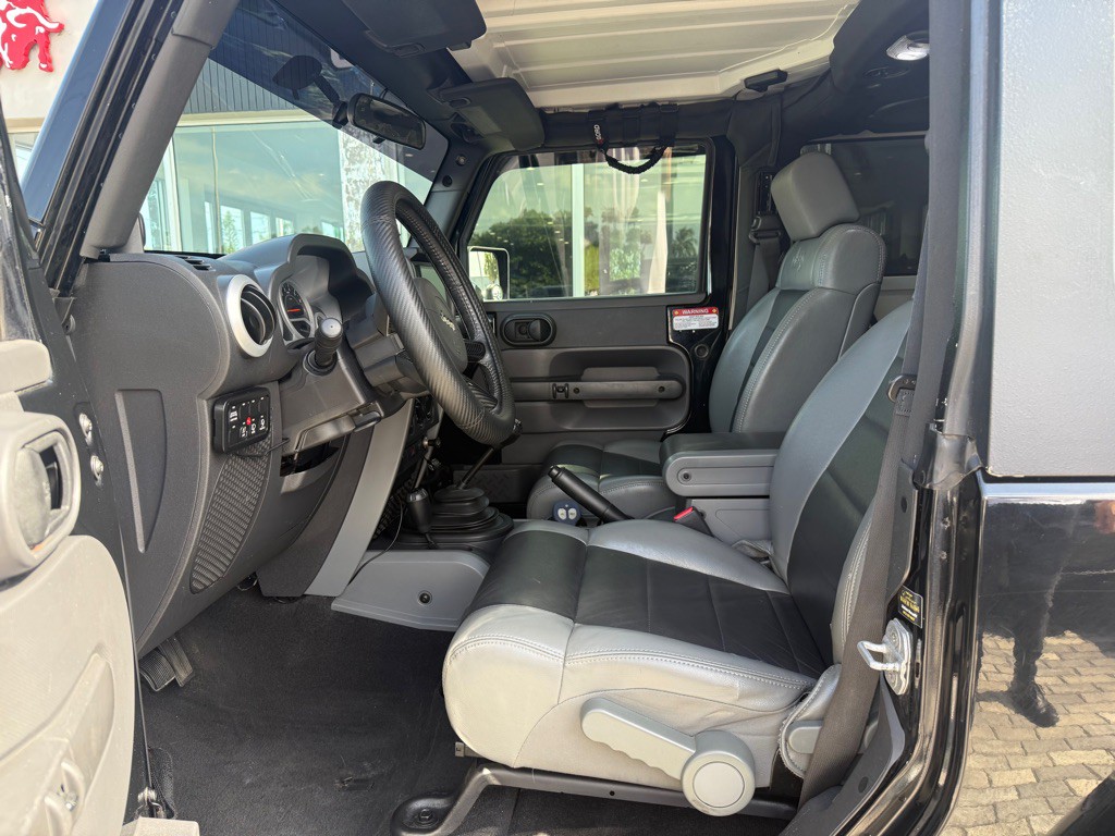 2010 Jeep Wrangler Image 14