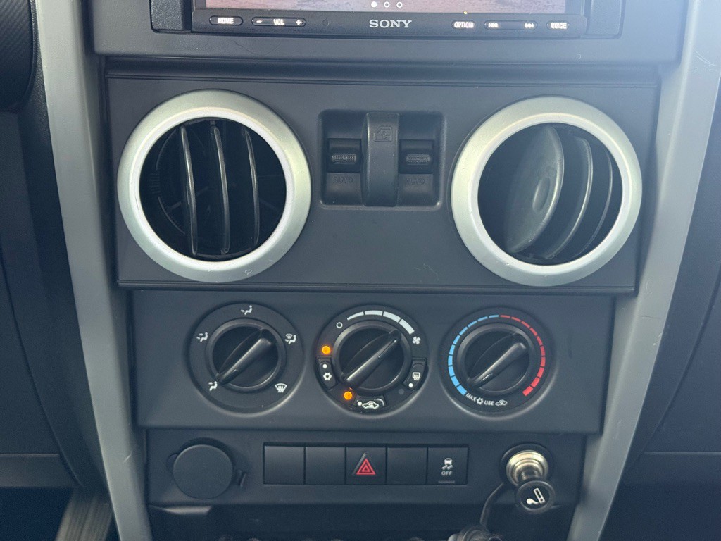 2010 Jeep Wrangler Image 21