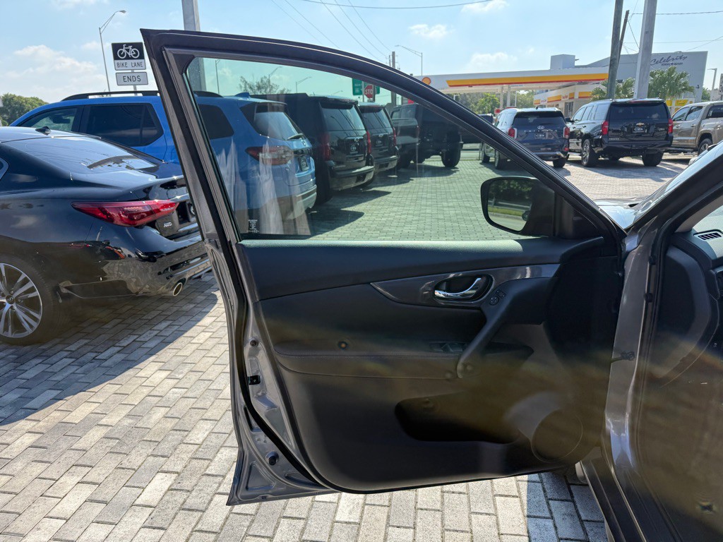 2020 Nissan Rogue Image 39