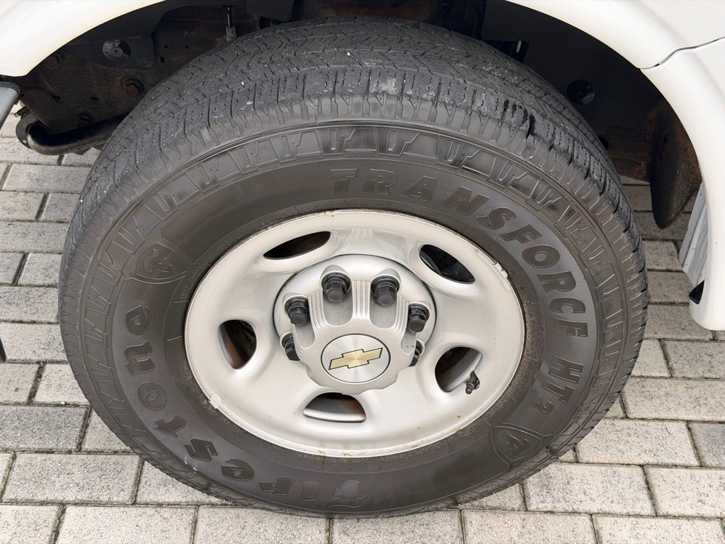 2021 Chevrolet Express Image 21