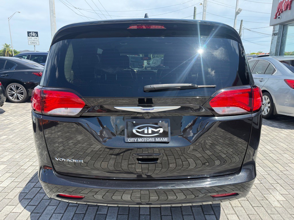 2020 Chrysler Voyager Image 6