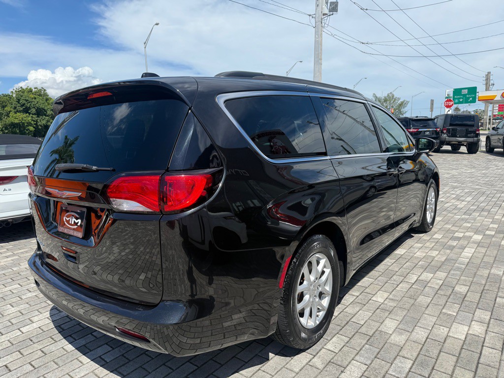 2020 Chrysler Voyager Image 10