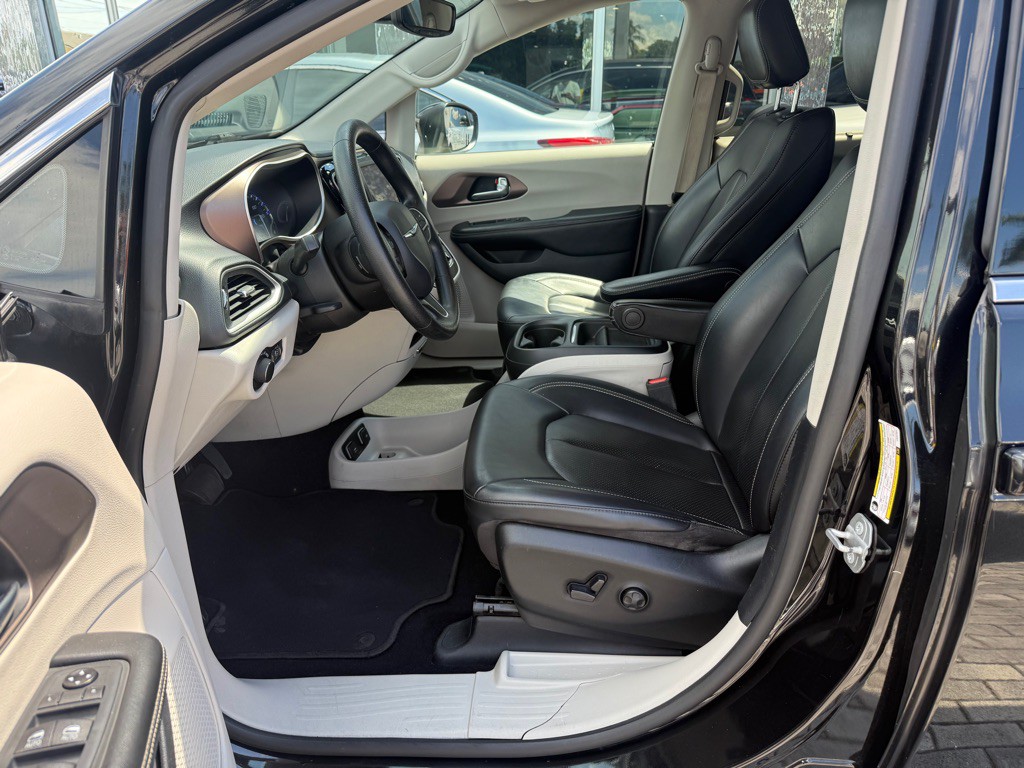 2020 Chrysler Voyager Image 14