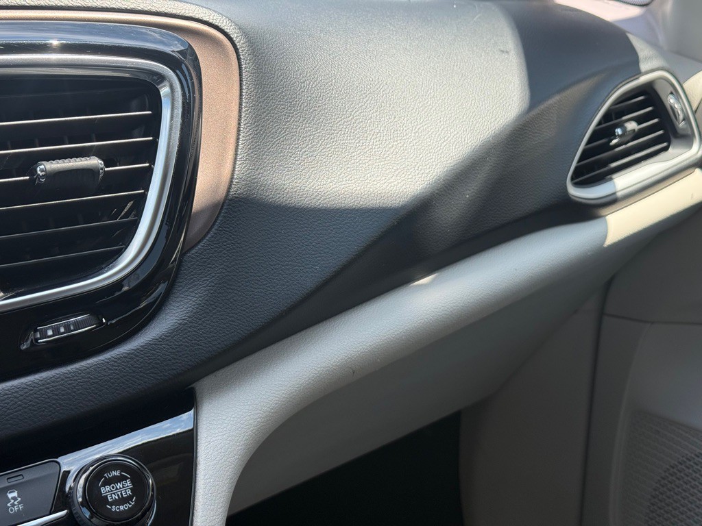 2020 Chrysler Voyager Image 24
