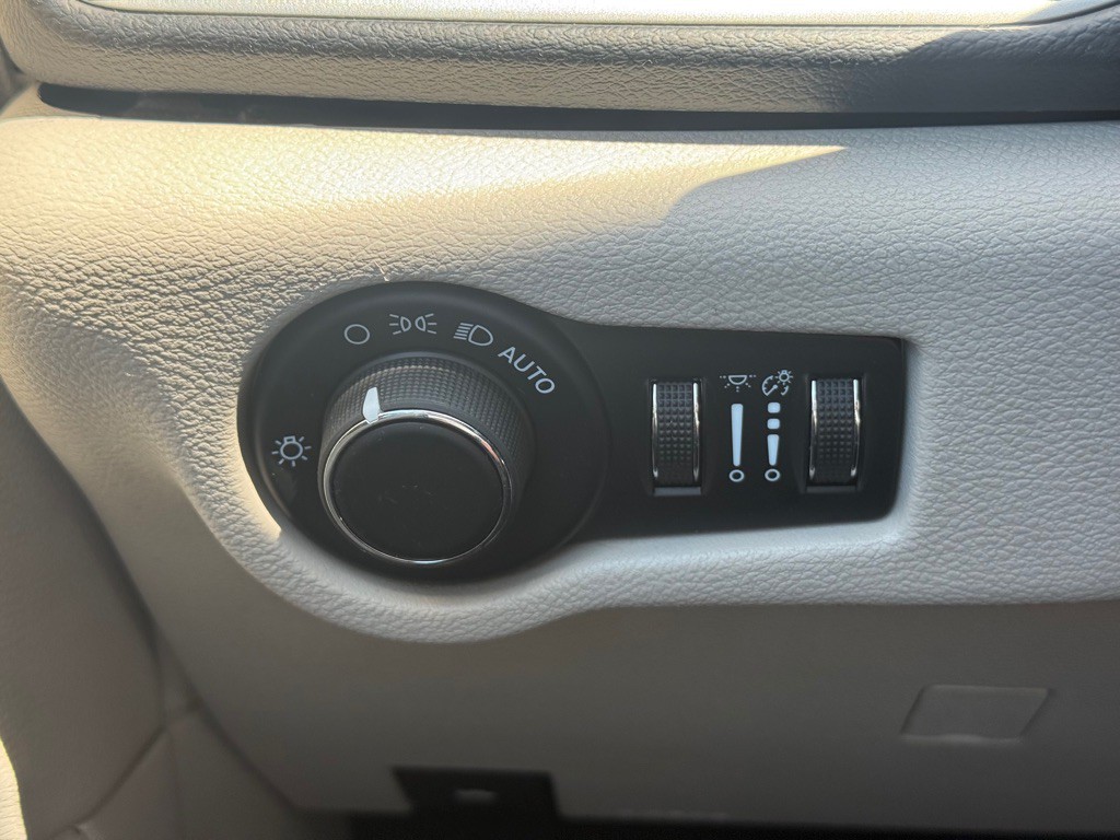 2020 Chrysler Voyager Image 25