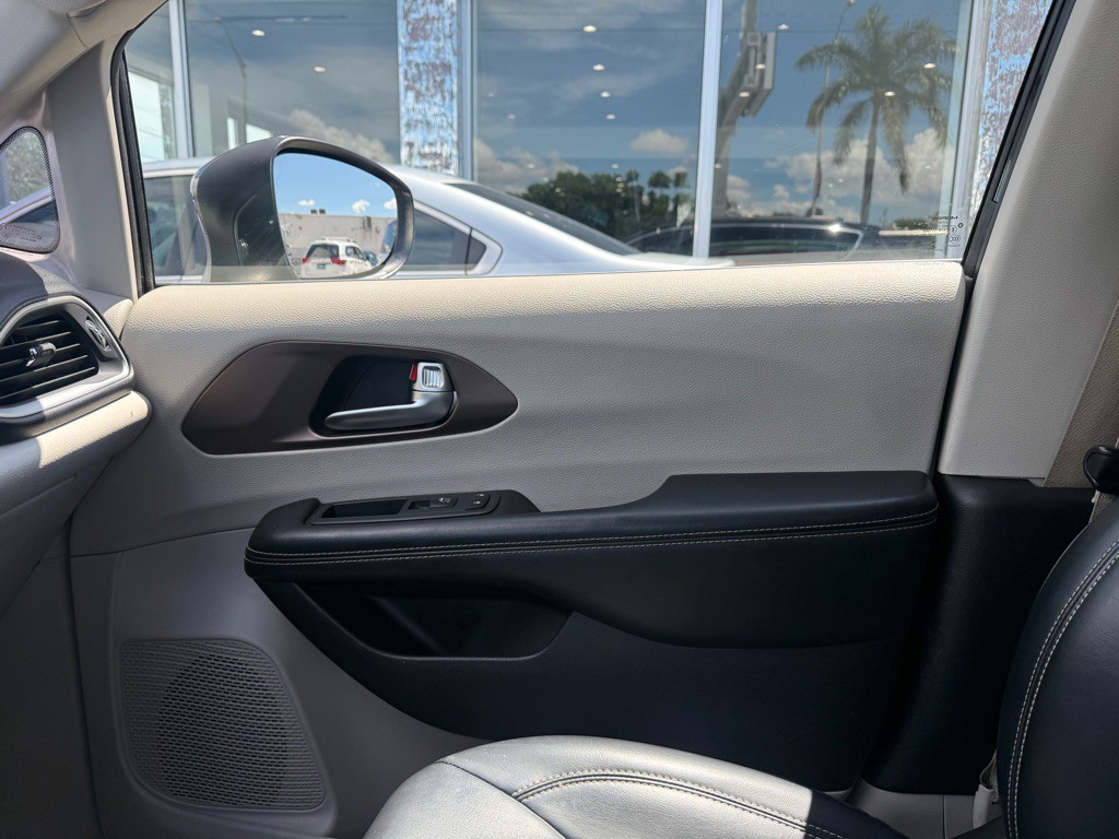 2020 Chrysler Voyager Image 26