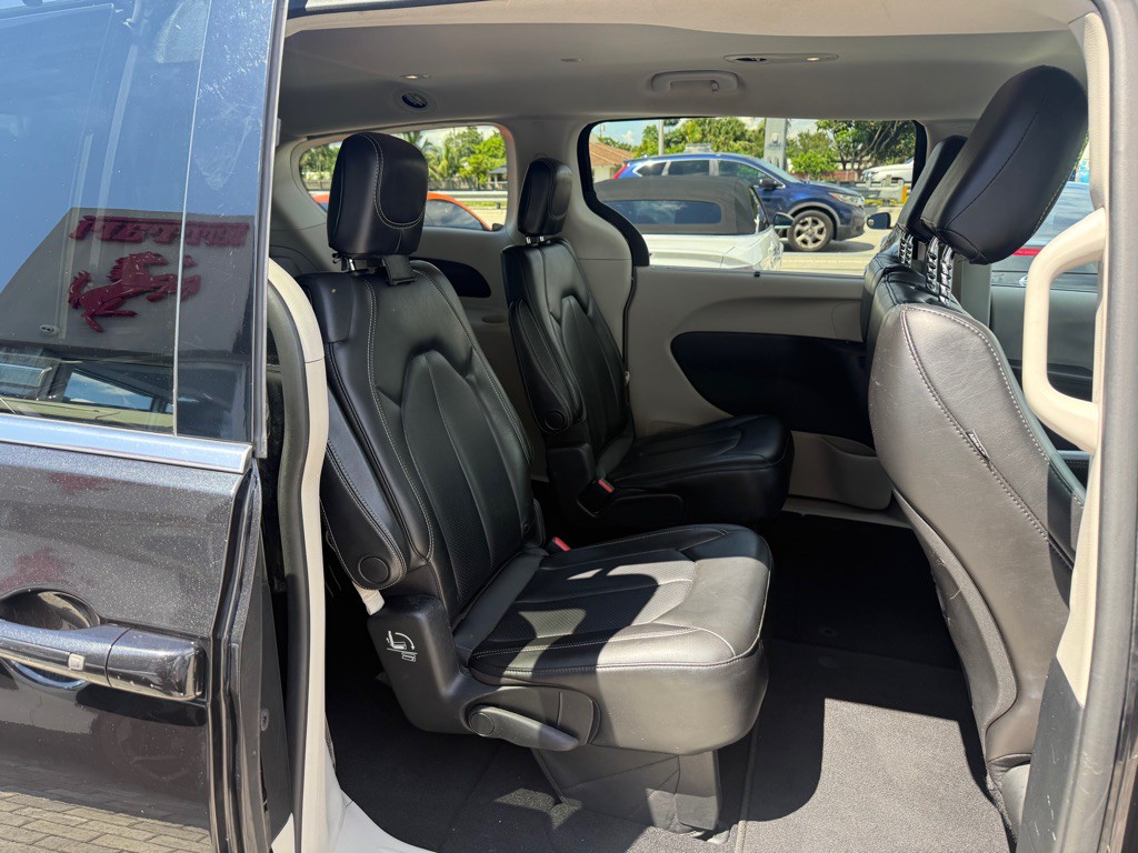 2020 Chrysler Voyager Image 28