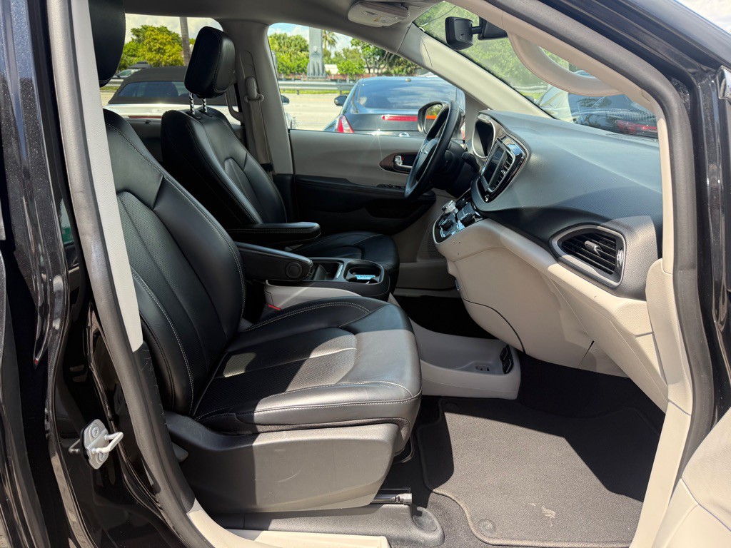 2020 Chrysler Voyager Image 30