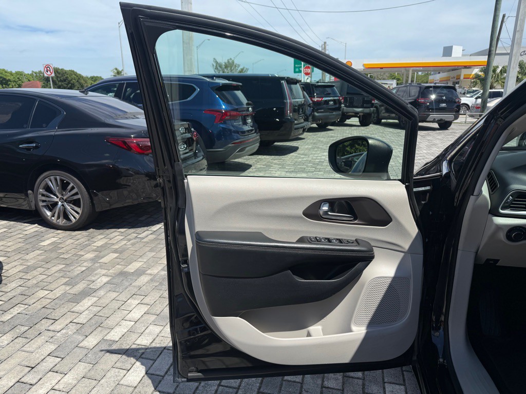 2020 Chrysler Voyager Image 36