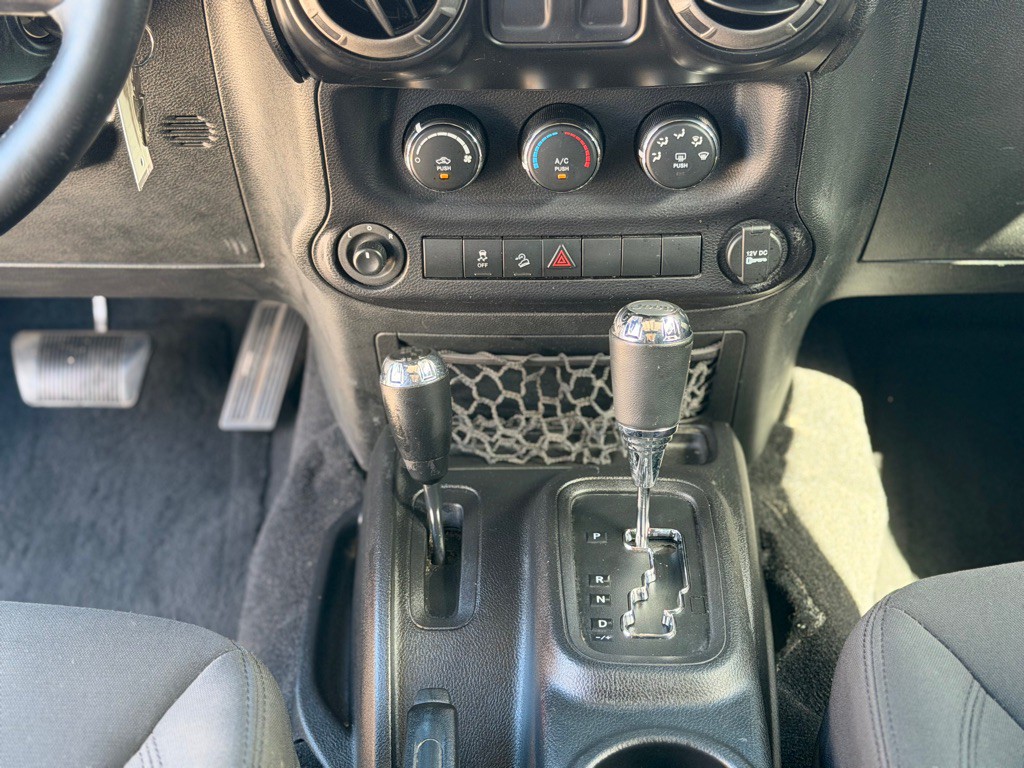 2015 Jeep Wrangler Image 15