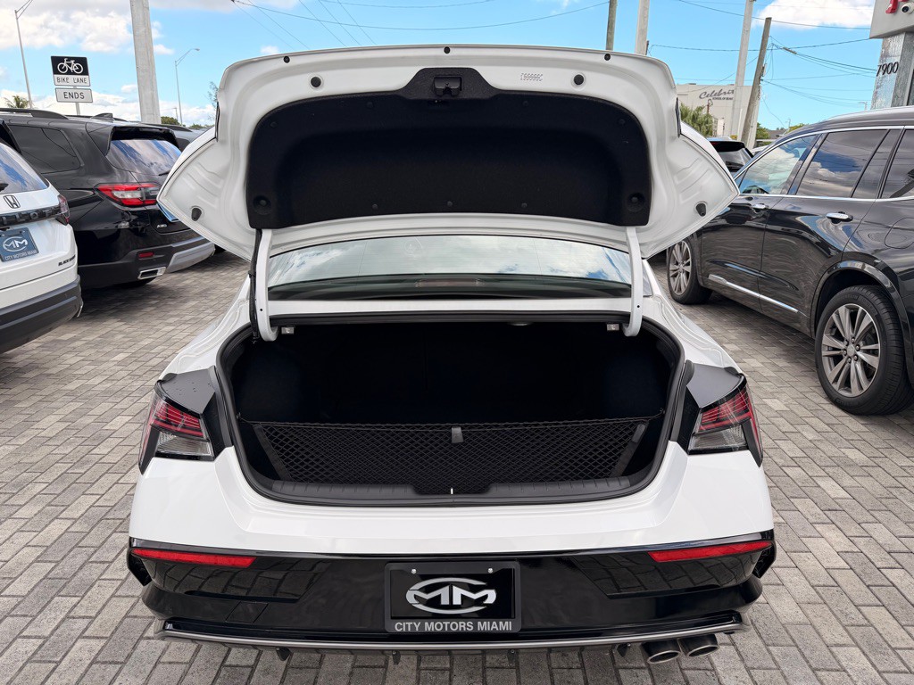 2025 Hyundai Elantra Image 8
