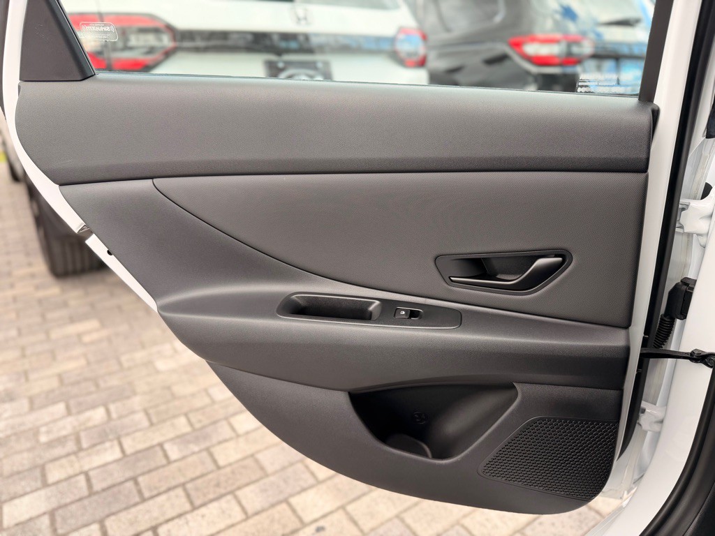2025 Hyundai Elantra Image 24
